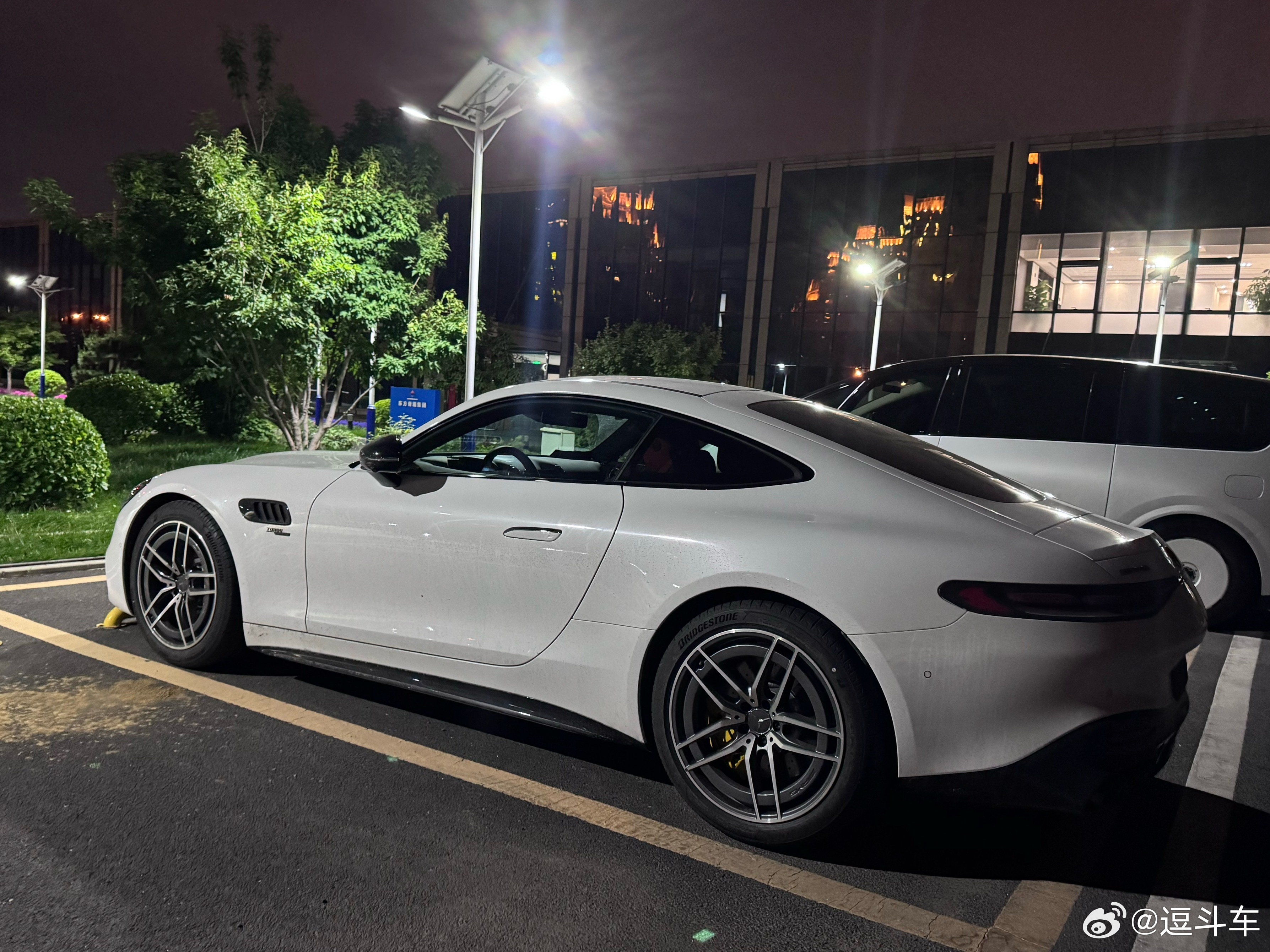 路遇野生奔驰AMG GT50，这个颜值是真棒，造型也特唬人，搭载2.0T发动机，