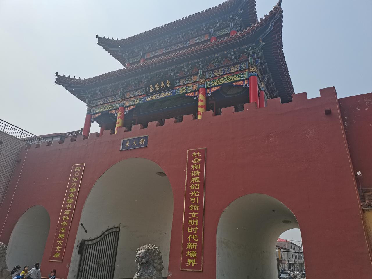 在邯郸永年区
老城区
东大街街口
有一座泰山行宫
属于邯郸市文物保护单位
分为前