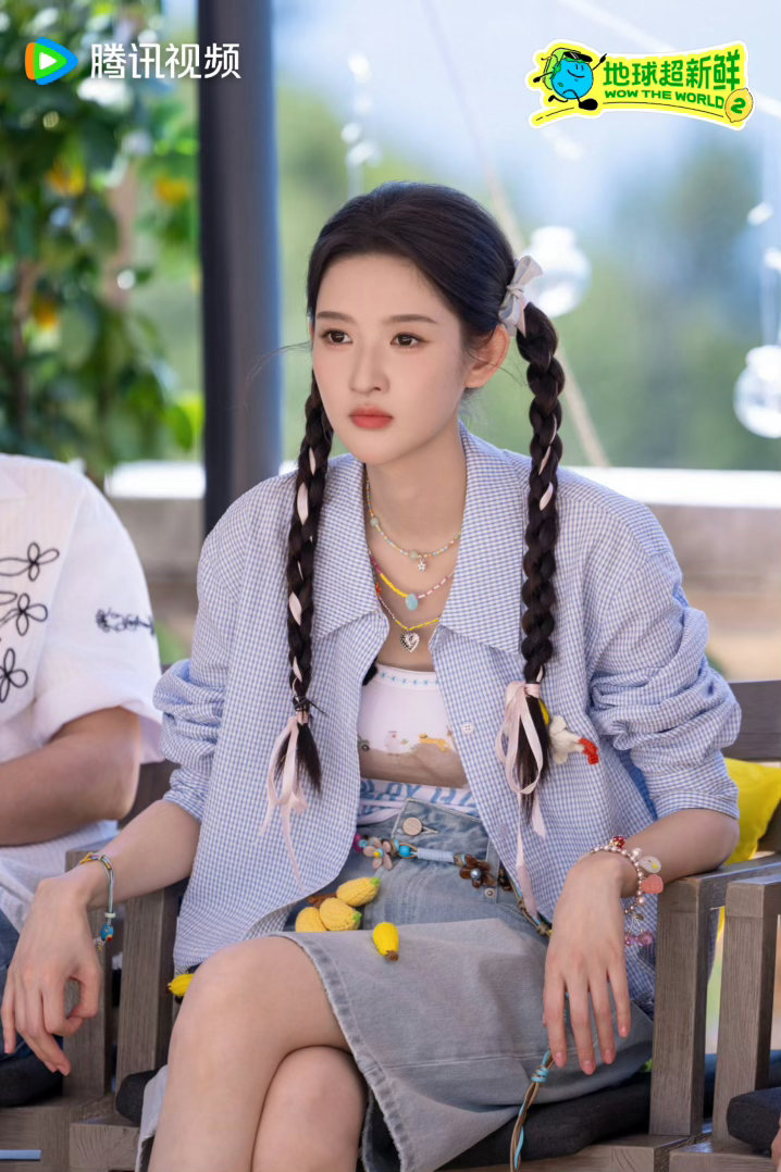 郭京飞王玉雯对抗路兄妹来的 郭京飞和王玉雯在摸黑穿衣服游戏里互相使绊子，郭京飞逮