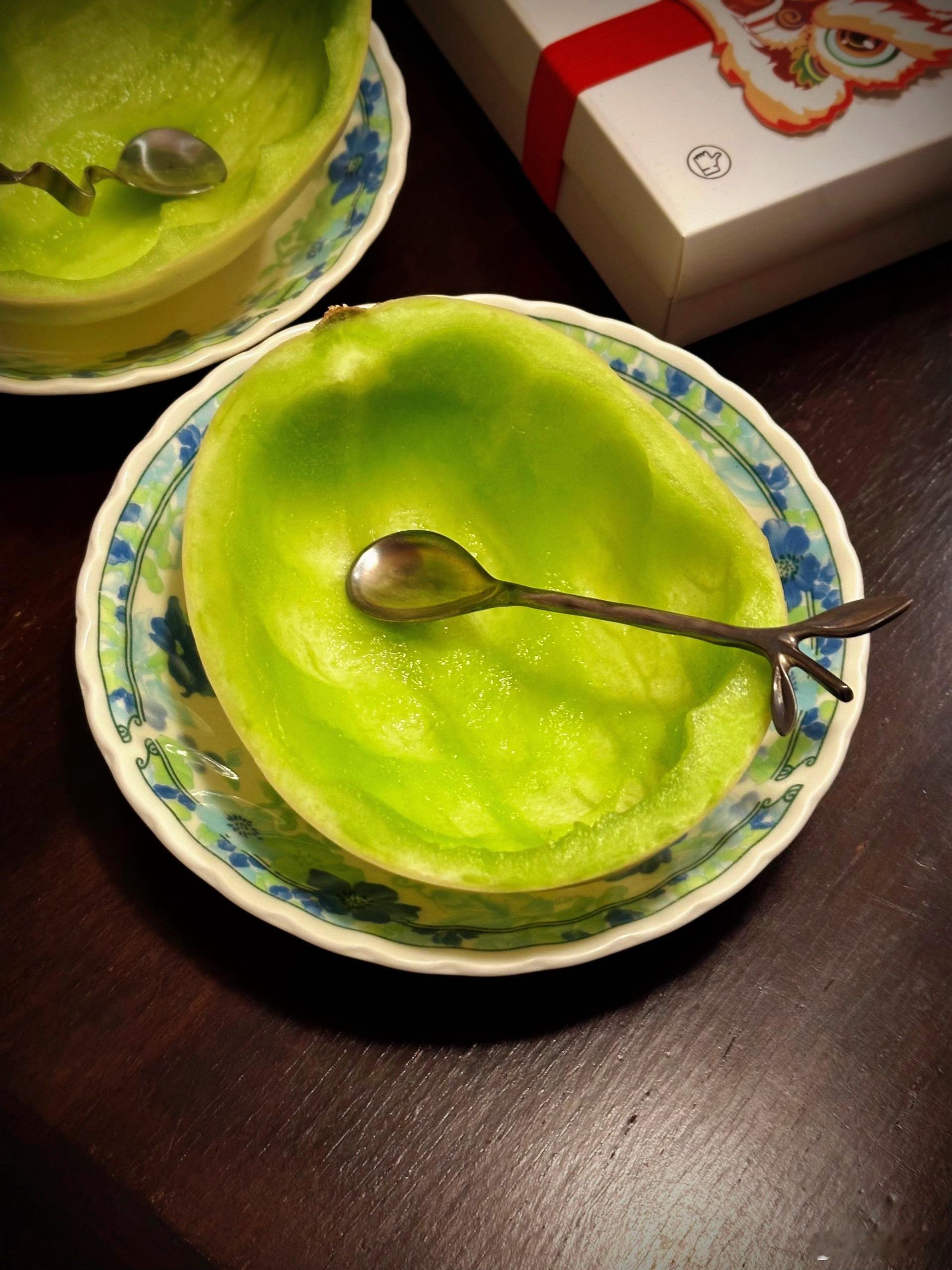 一歇冷一歇热的春日，巴巴结结穿了小羽绒夜里散步，月亮底下走，居然出了汗。买了听头