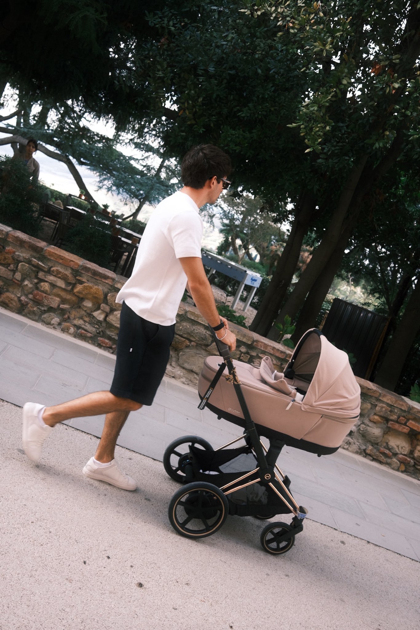 发了一张推婴儿车的照片就咒他推到墙上去……那辆车里真的躺着一个小婴儿，她的名字叫