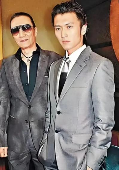 主持人问谢贤："你说自己跟霆锋不是很熟，是怎么回事？"谢贤说："我跟他真的不是很
