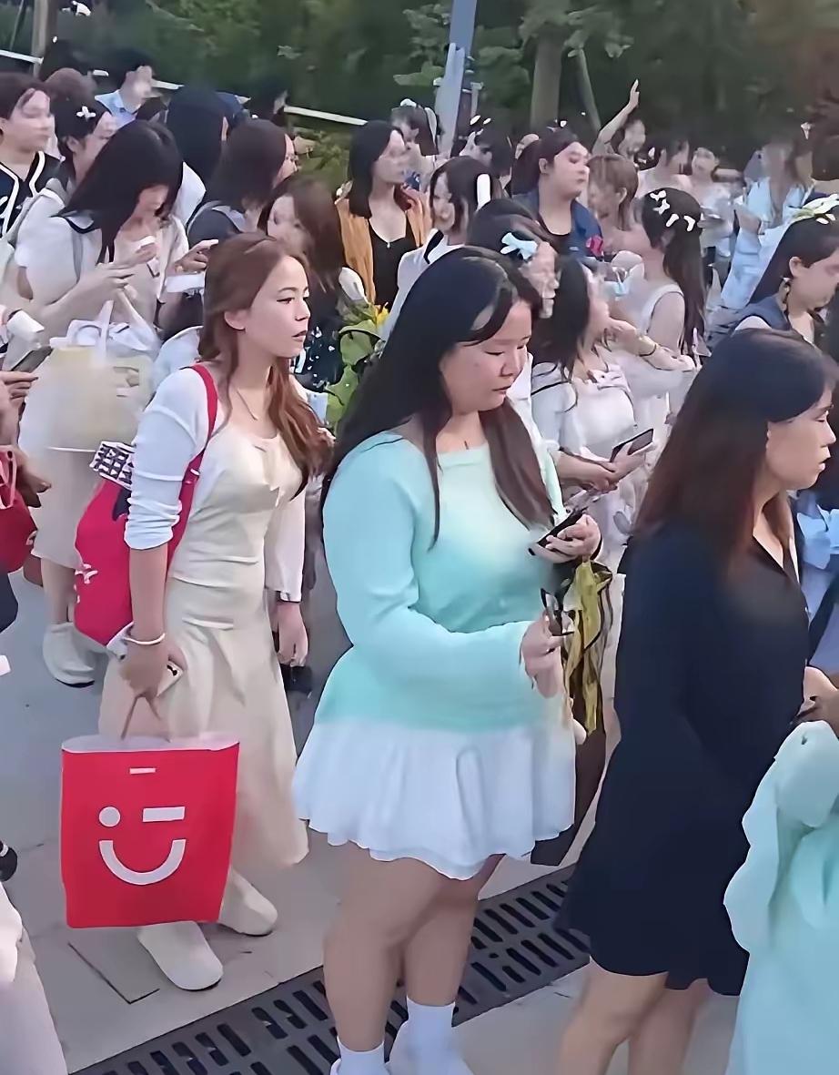 江西一名中专女生去香港看演唱会，导致她家的低保福利被取消，我个人赞同。

自己家