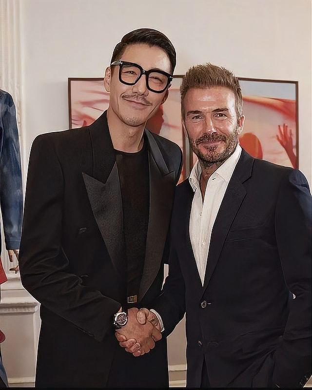 54岁的胡兵仍被视为“初代超模”

自1989年作为中国首批职业模特出道以来，5