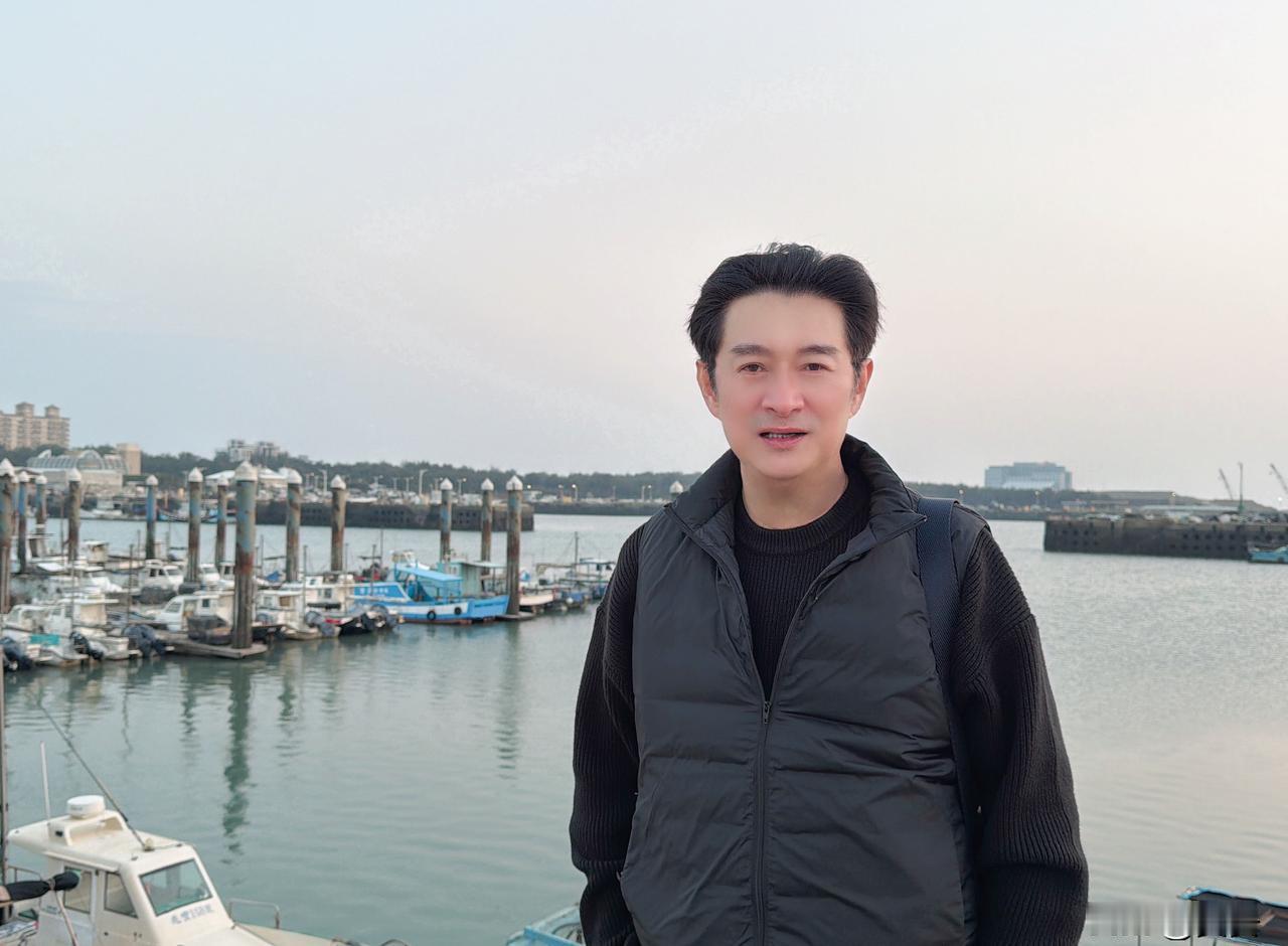 新竹海边没风筝，

老一辈说的浴场早没了，

初四那天到底发生了啥。

今天翻手