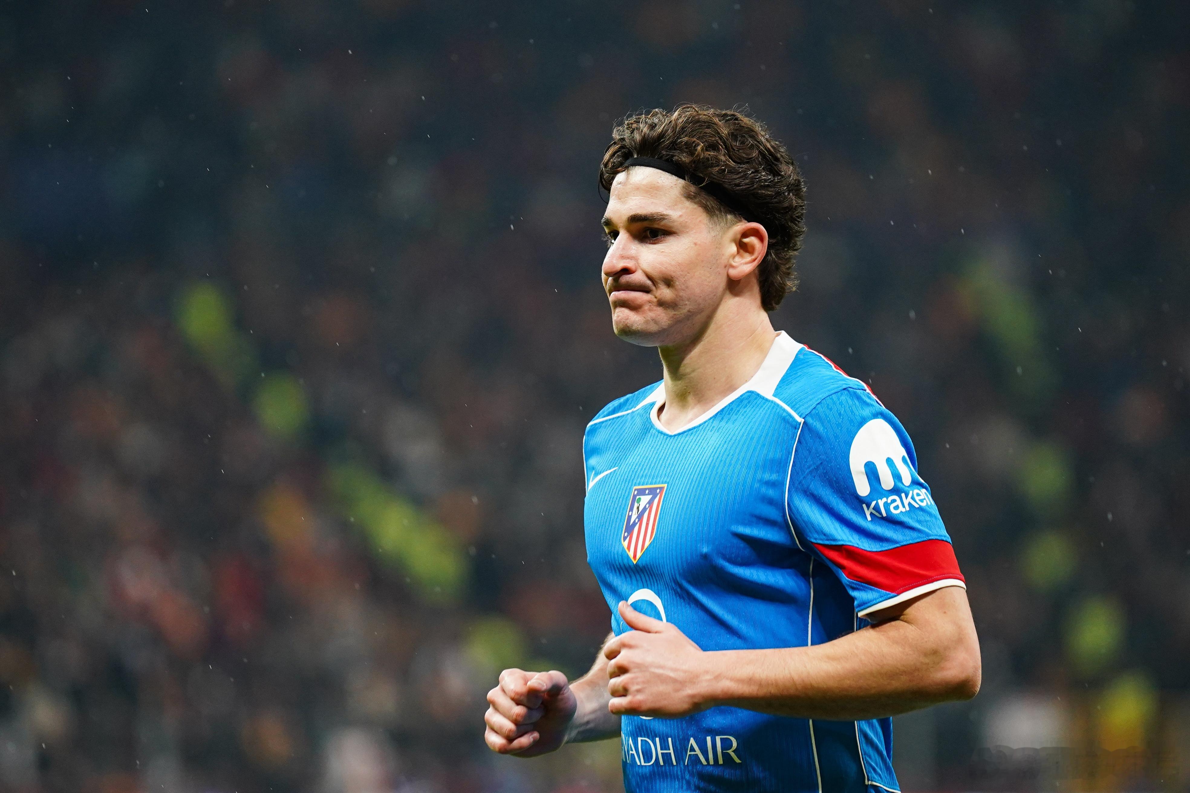 04月25日讯 根据《每日体育报》报道，阿尔瓦雷斯已经引发了巴萨关于9号球衣的讨