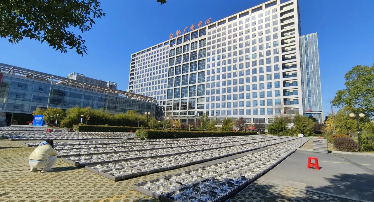 2025.11.19晚天鹅湖畔将再现万架无人机
央视总台“科晚”在合肥市政府双子