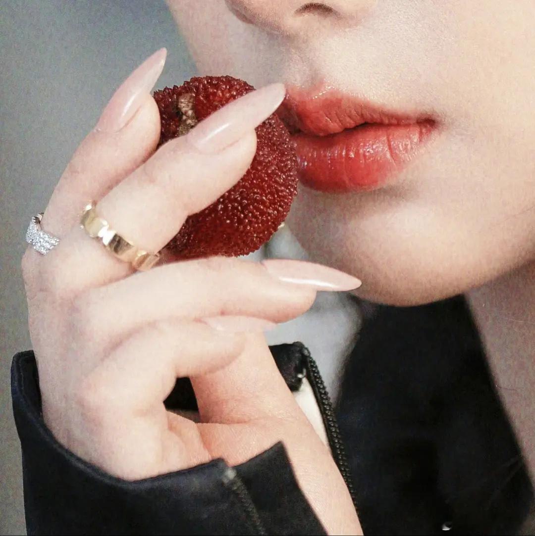 杨紫的手👋被审判了？美甲确实比手指还长一点 ​​​