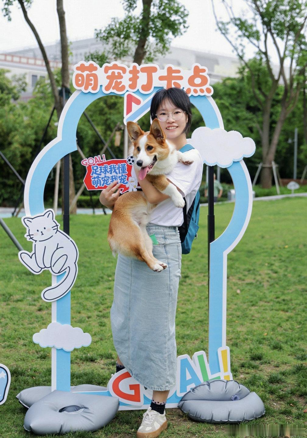 上海小狗也来预测世界杯了上海萌宠预测世界杯32强 路过徐汇万科，一群穿球衣的小狗