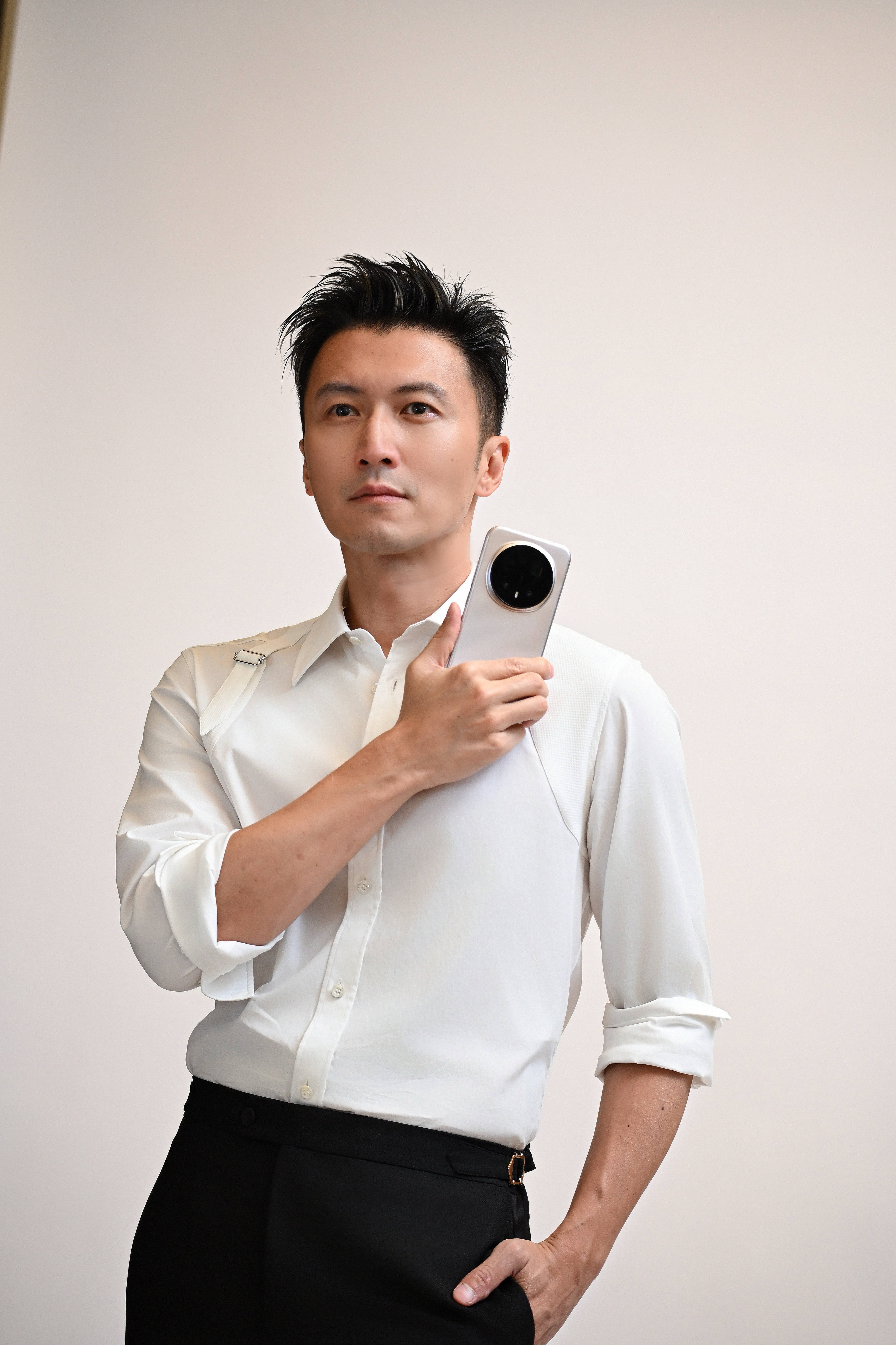 谢霆锋荣耀未来科技体验官 谁懂啊！谢霆锋和荣耀健总同台聊进化，从音乐破圈到科技破