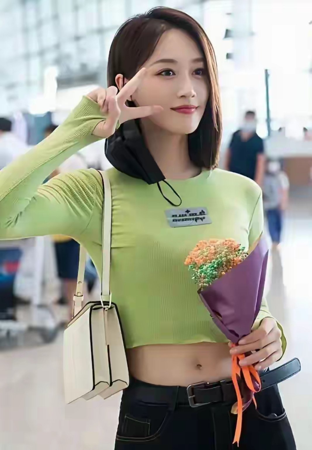 蓝盈莹身穿牛油果绿短上衣搭配黑色牛仔裤，腰腹线条紧致又利落状态超绝。 