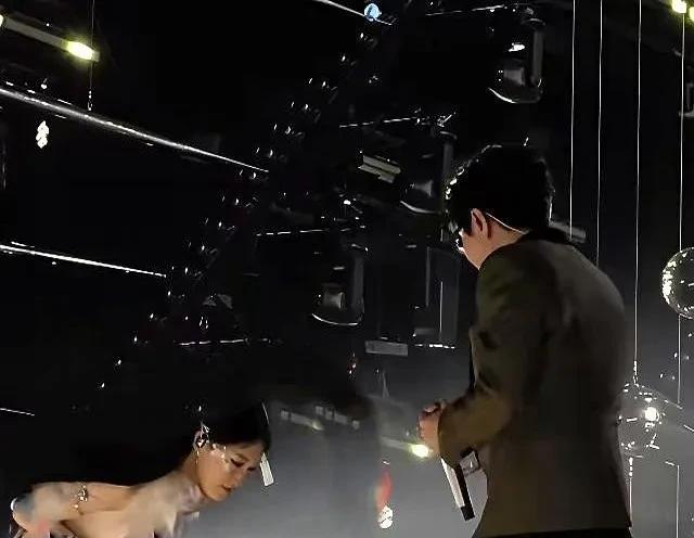 沈腾女儿鞠躬道歉，这90度弯下去的，到底是家教还是压力？
舞台灯光晃眼，沈佳润唱