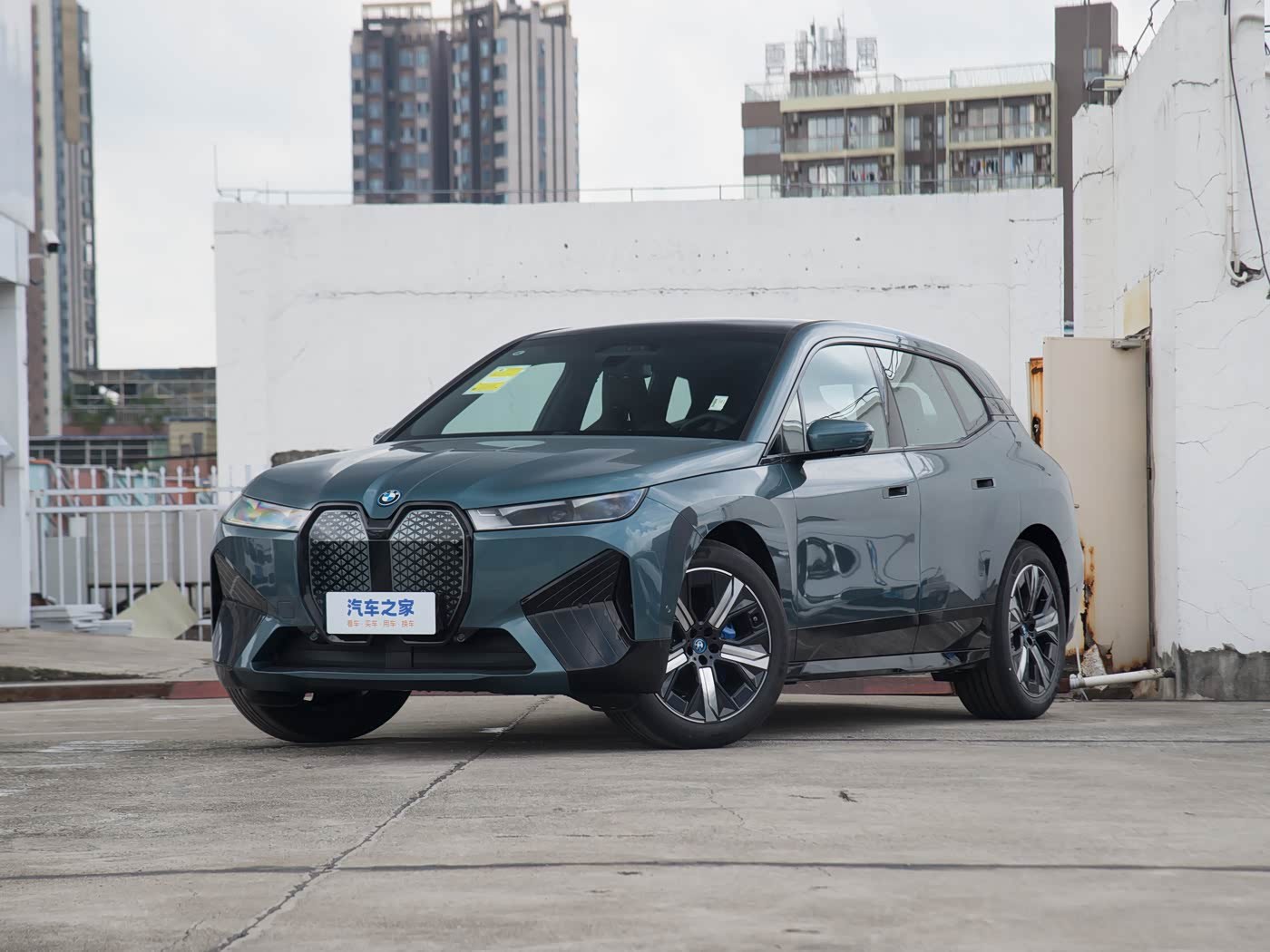 时代的眼泪，宝马IX，IX这车是宝马电动SUV的旗舰，在我看来这车确实跟7系是一