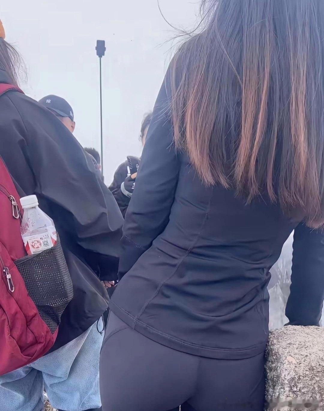 女同胞们注意了！真心劝大家别穿瑜伽裤去爬山。今早我登山时，前面有个美女穿瑜伽裤。