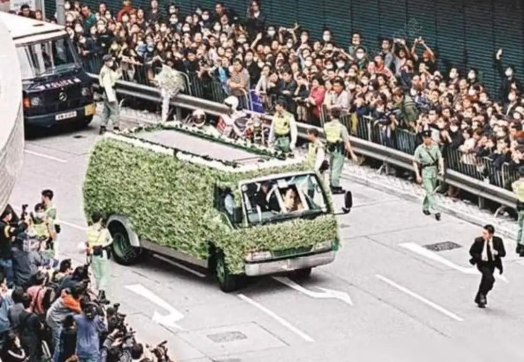 2003年张国荣去世，这位西装革履跑在车队前，身价上亿的保安公司老总，疯了一样冲