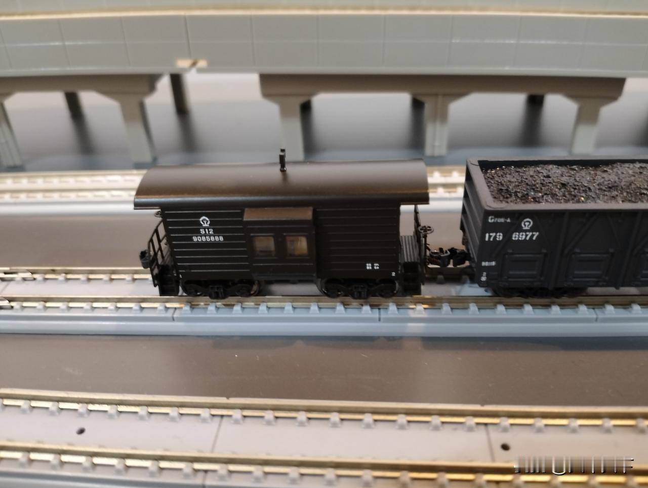 守车是过去编挂在货运列车尾部提供给运转车长乘坐的车厢，运转车长要观察列车运行情况