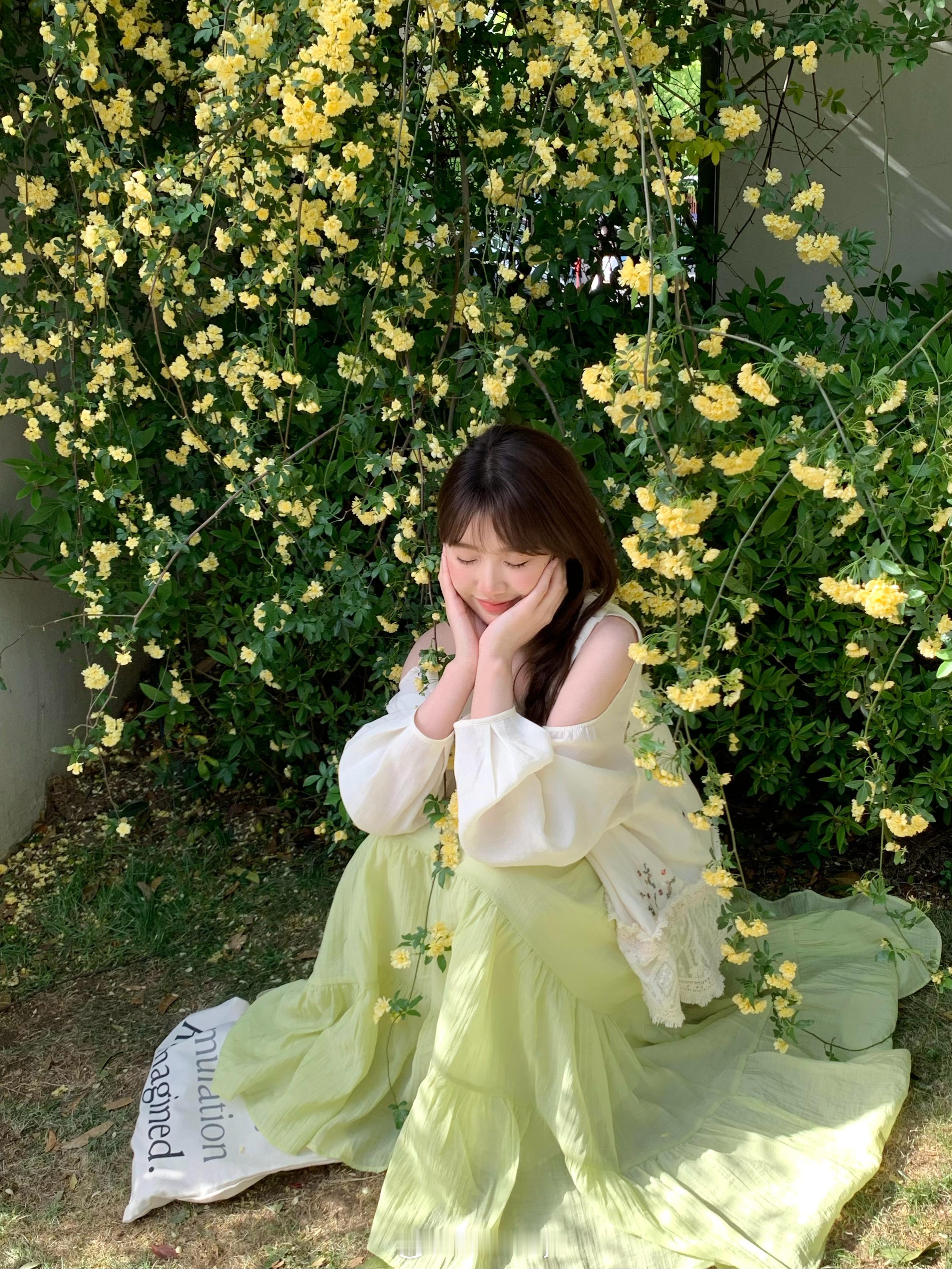 在光里往返于春天🌼ྀི🌿🤍 ​​​