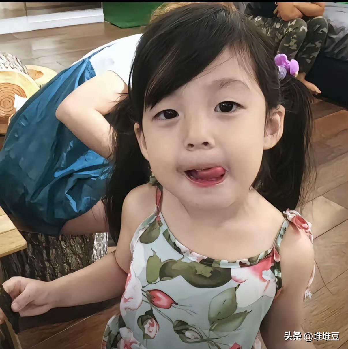 还记得《爸爸去哪儿5》里那个软萌到犯规的小泡芙吗？当年扎着双马尾、吐着小舌头的模