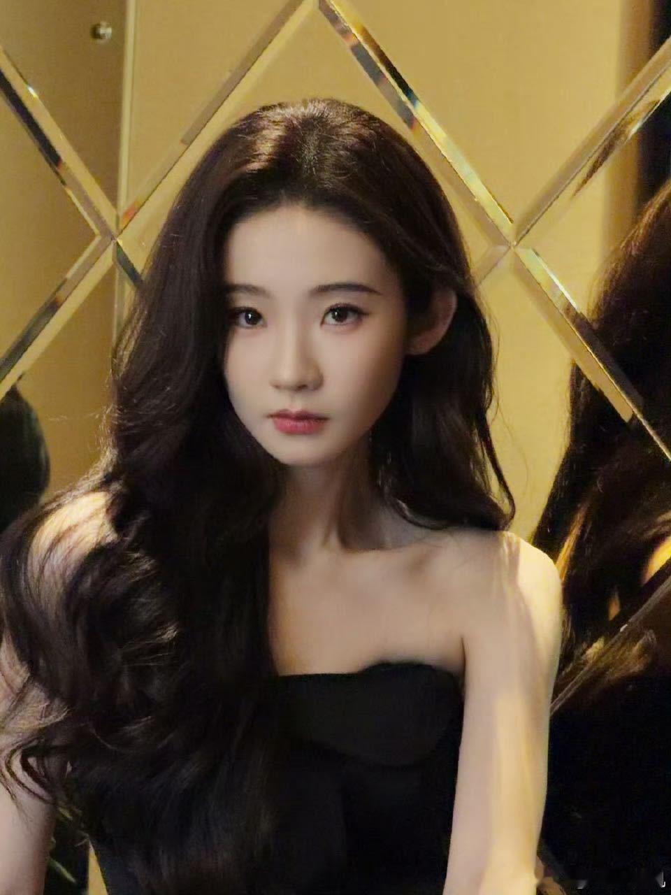 张艺凡唯一00后的含金量 00后独苗闯入热议榜，张艺凡用演技证明，新生代同样有硬