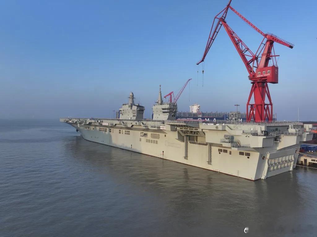 海军四川舰开展首次航行试验14日9时许，我国076两栖攻击舰首舰四川舰从上海沪东