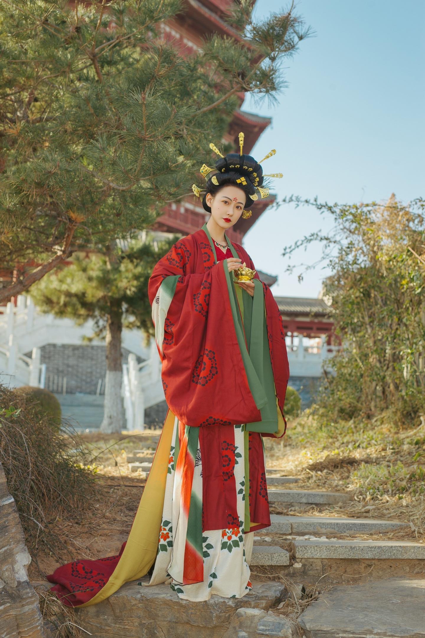 遇见敦煌，邂逅千年时光的温柔。塔斯汀✖敦煌博物馆✖美团外卖，“新年吉时堡你飞”！