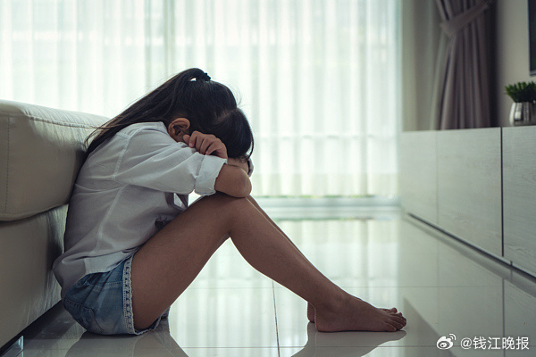 【#16岁女儿书包翻出避孕药妈妈崩溃#】一位母亲攥着一板药走进浙江省中西医结合医