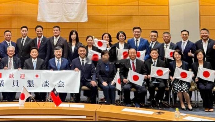 图1中，岛上果档这帮人近几天跑到印尼，参加抬商商会庆典，在“礼义廉耻”四个字前留
