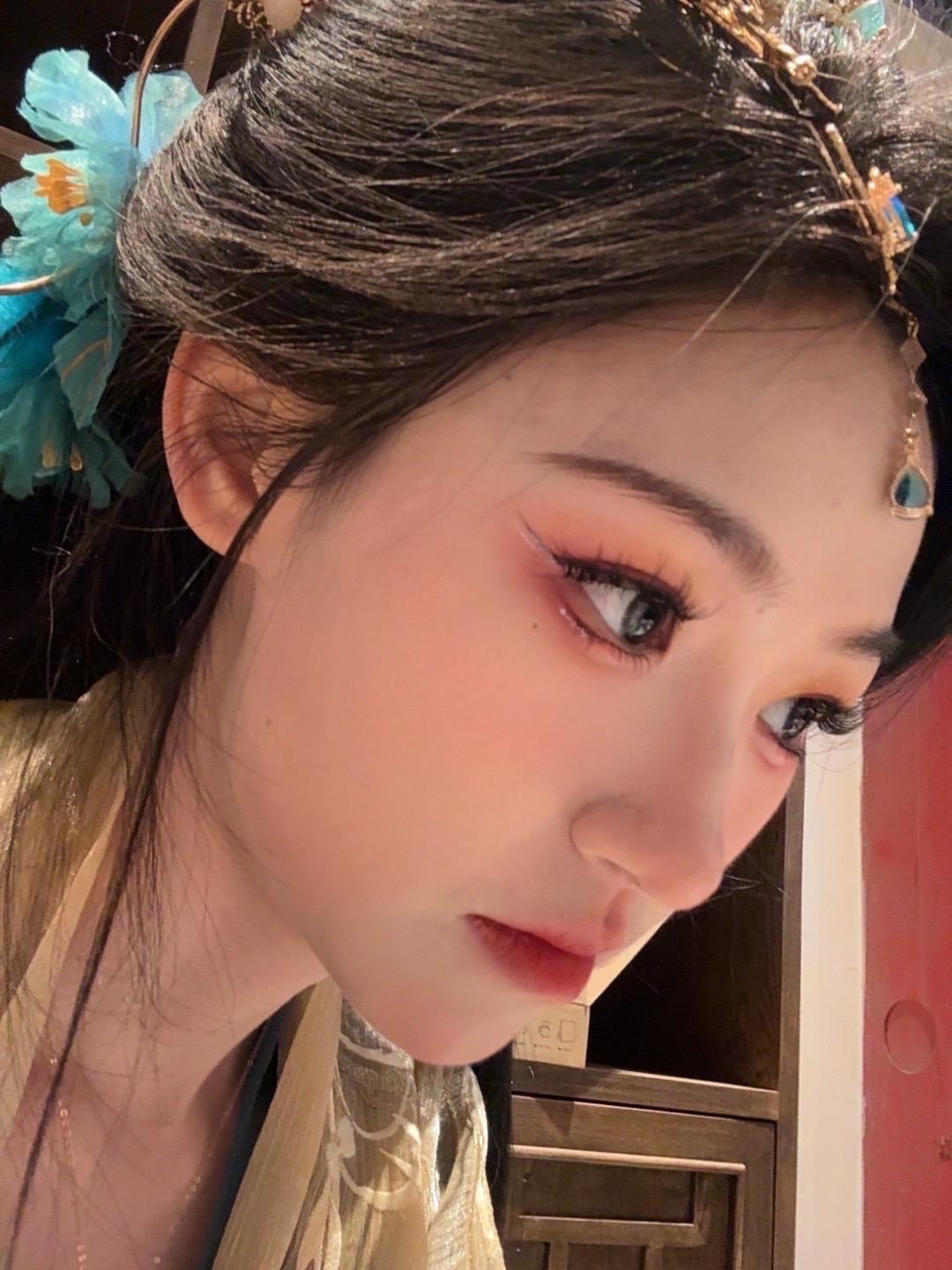 谁许你天上人间，谁同你恨海情天。