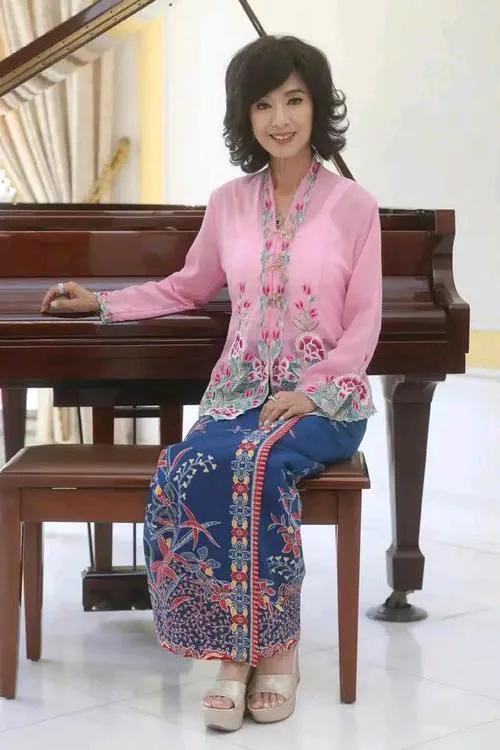 68岁米雪风采不减当年，身穿粉色绣花上衣，一点也不违和，依旧优雅端庄，气质不凡，