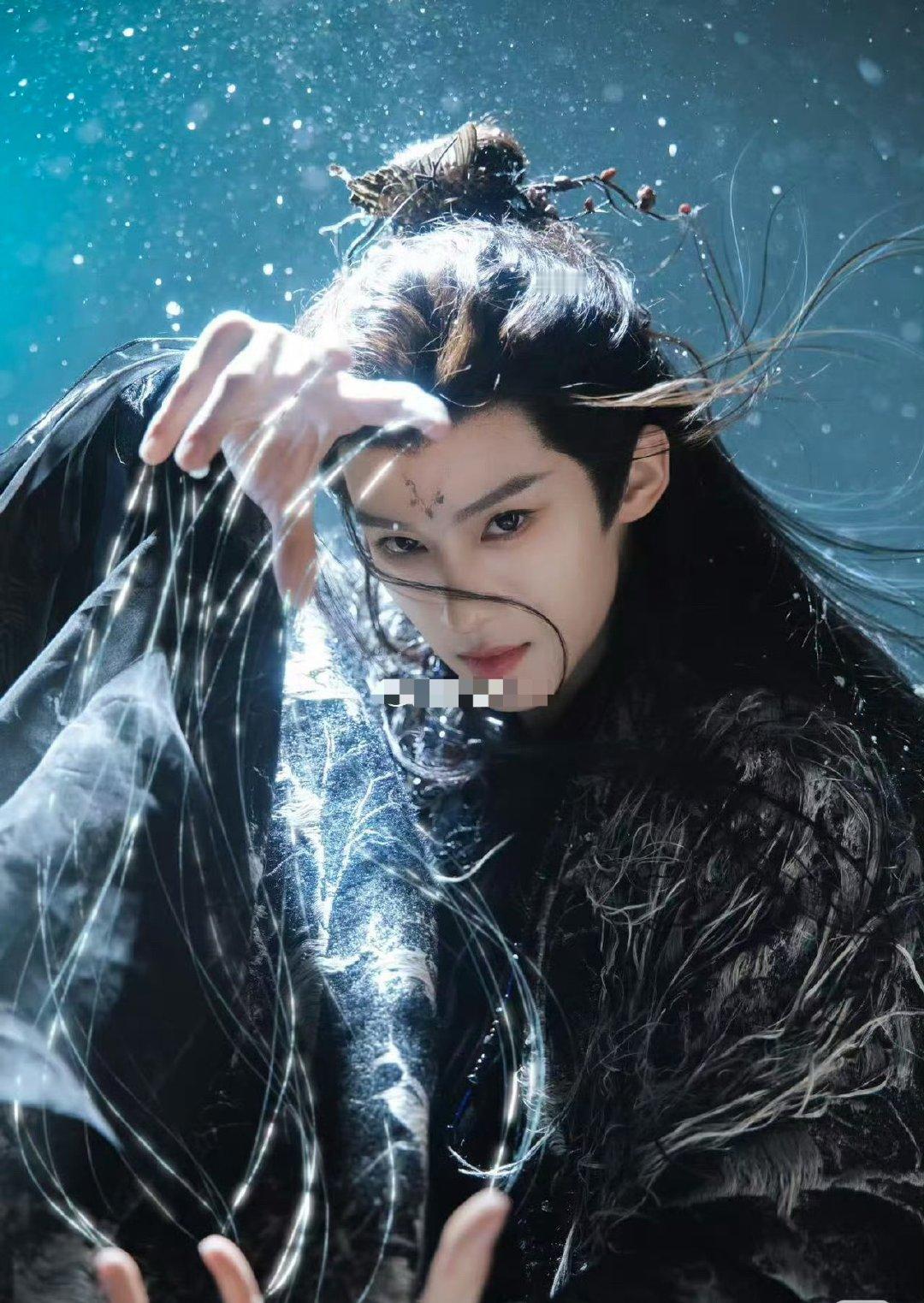 闫桉在月鳞绮纪里的出圈场面很多，为啥不如田家瑞受欢迎 