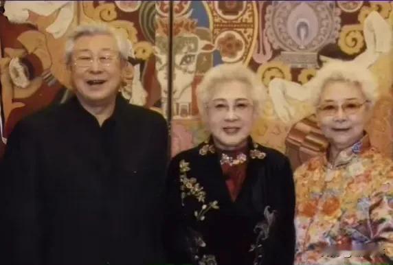 王心刚 秦怡 田华的合影
看到合影我想到了“人民艺术家”这个荣誉称号
王心刚老师