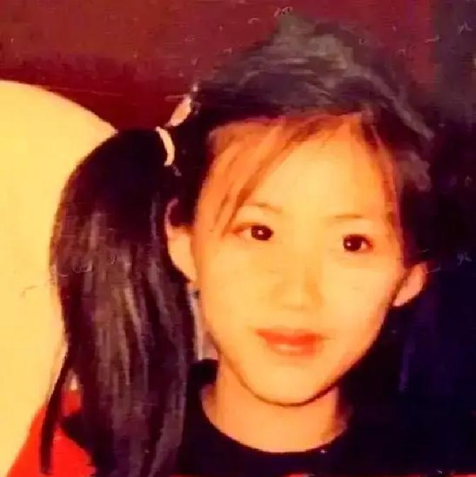 王晶当年一句“太嫩”，就把22岁的田朴珺钉在了龙套柱上，低胸装、无台词，这就是她