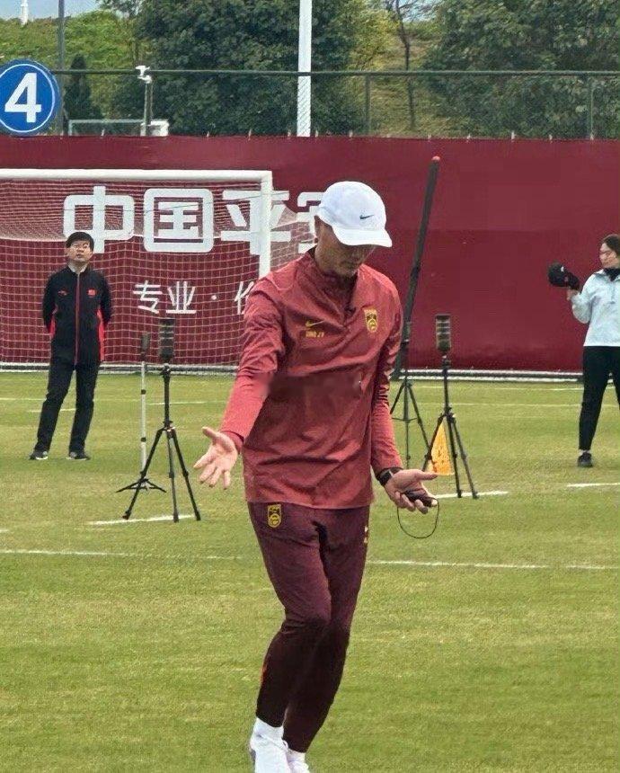 邵佳一国足首训 至少邵佳一，杨智，于汉超他们的荣誉足够这些球员膜拜了，干就完了 