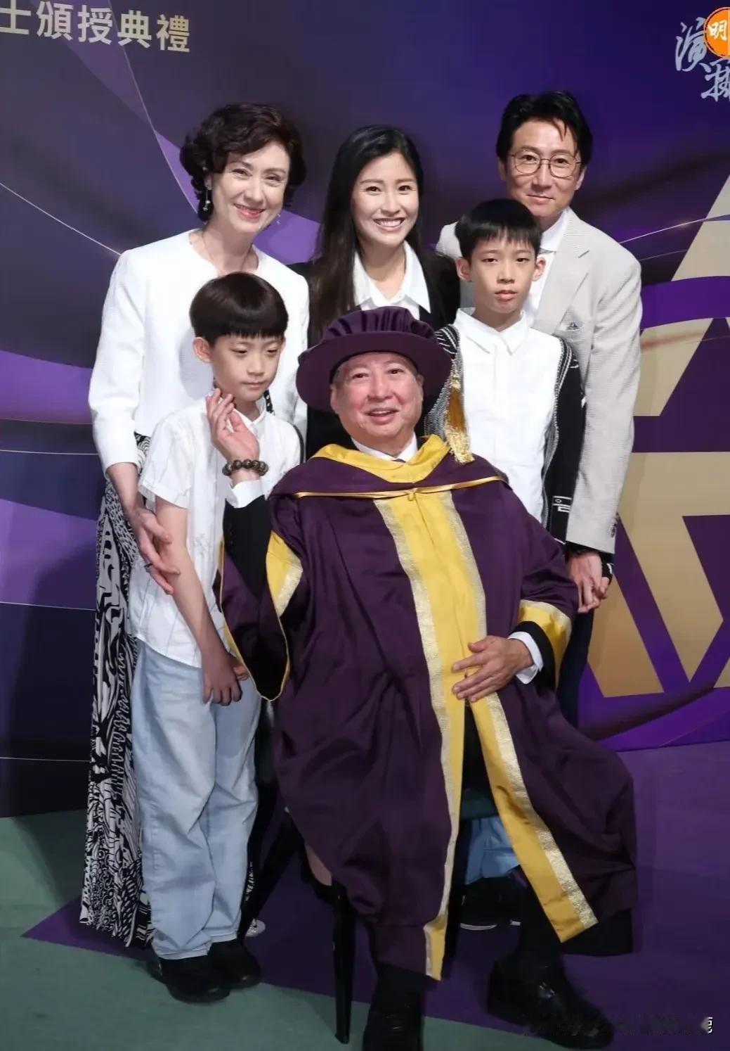 有记者拍到洪金宝的儿媳妇周家蔚与香港某唱片公司高层态度亲昵，两人勾肩搭背参加聚会
