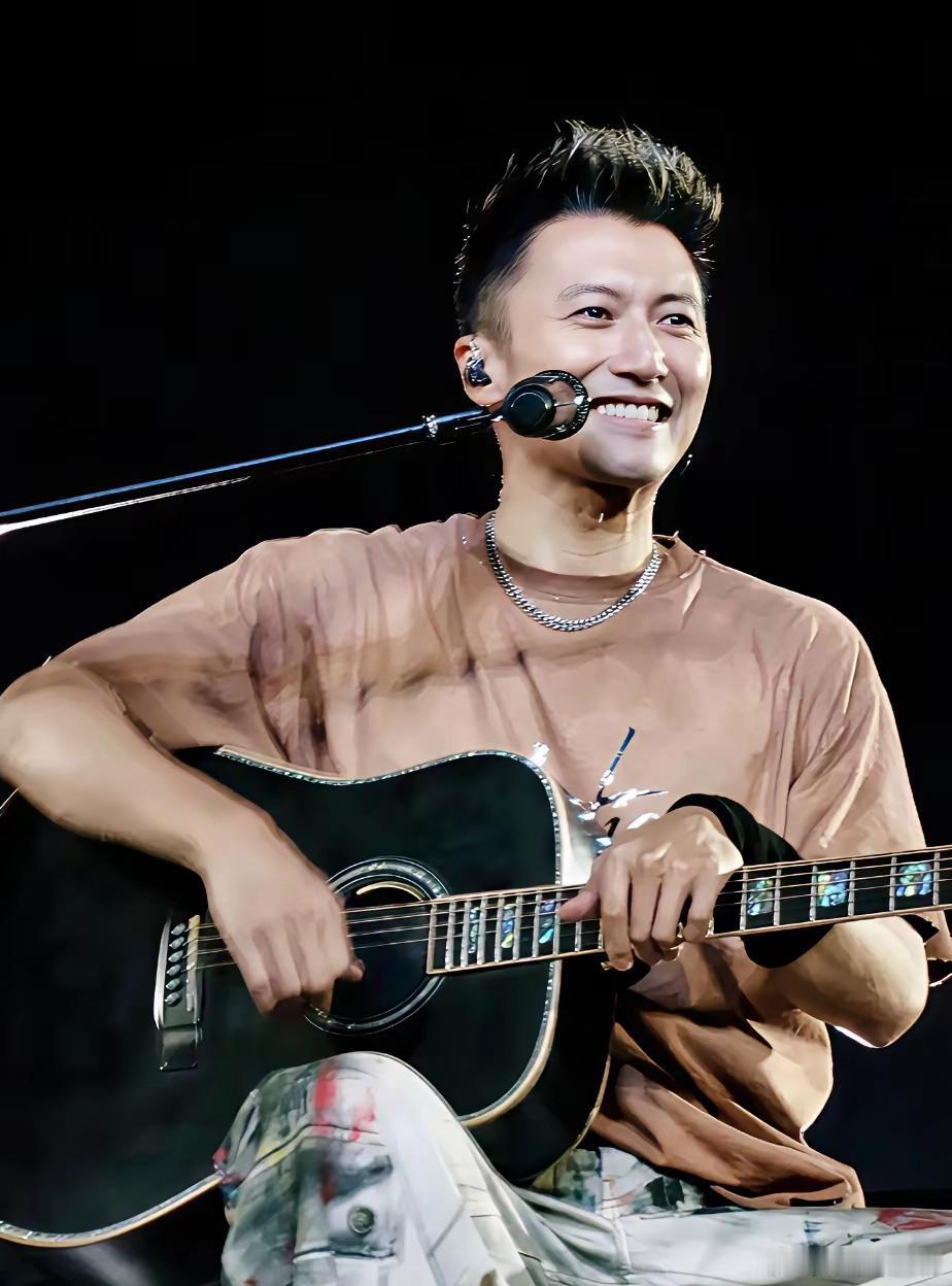 谢霆锋45岁，现任是王菲，事业还在巅峰，不差钱！李亚鹏54岁，前任是王菲，事业一