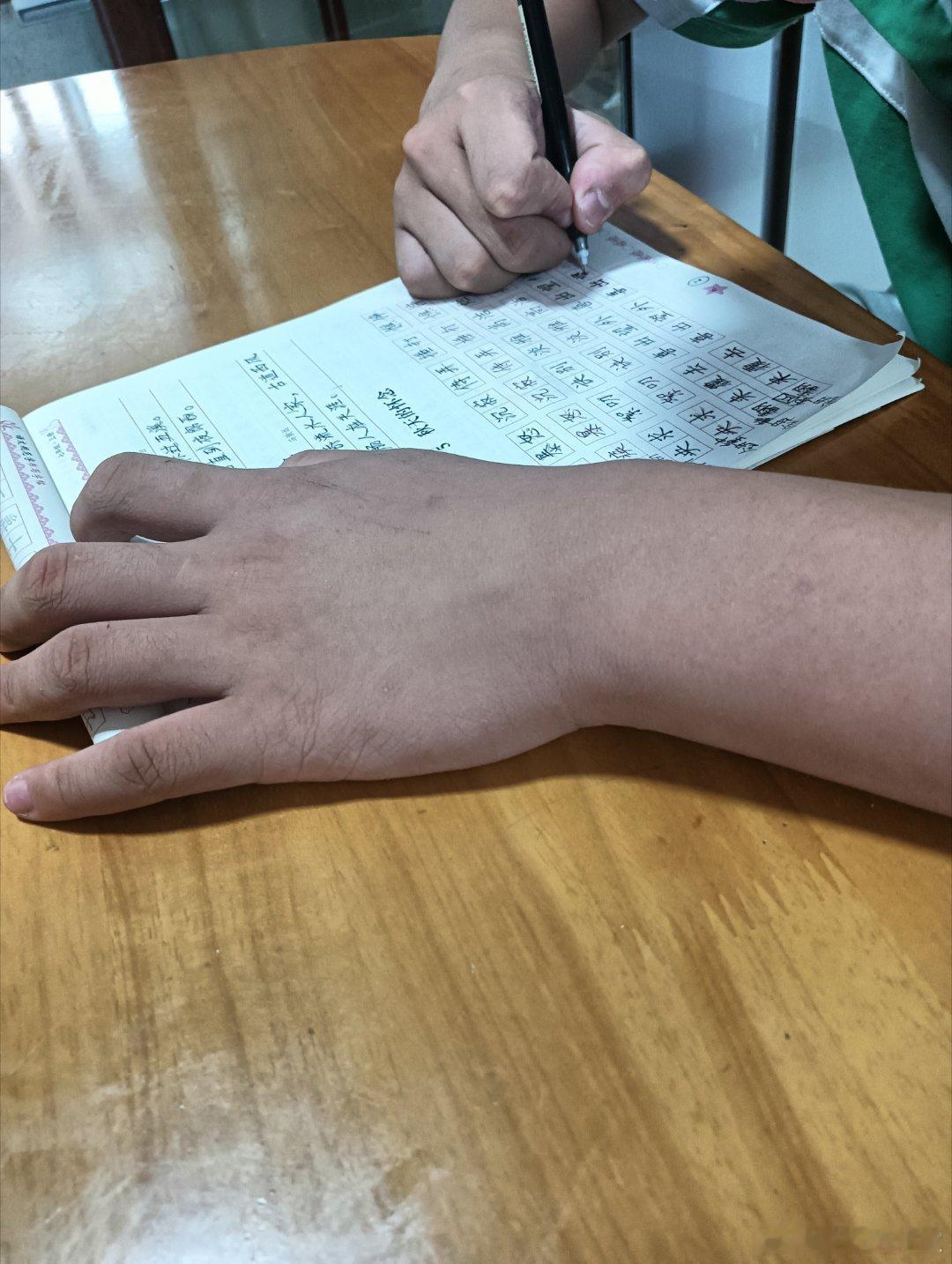 七点起来吃完早餐开始写暑假作业！大宝在抄写，小宝要上三年级了也要用圆珠笔写字，怕
