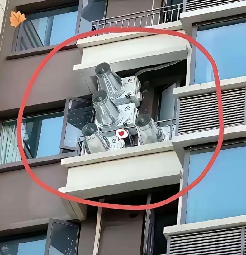 安徽一名男子出差半个月回到家，刚推开窗透气，就发现对面住户外墙上多了四根粗管子。