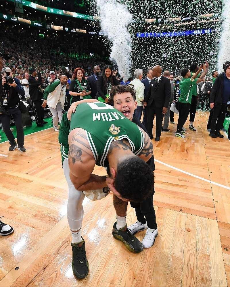 凯尔特人图库 8岁的Deuce已经开始接触篮球训练，这么突出的教育环境下，他能像