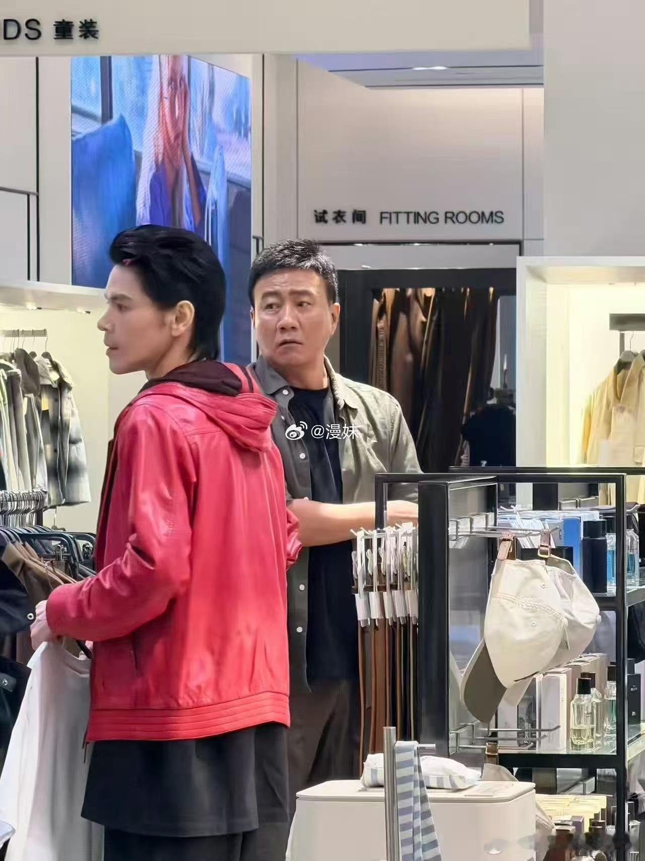 偶遇胡军陪向佐购物 硬汉组合线下新鲜路透来袭，胡军陪着向佐逛街挑选商品，二人相处