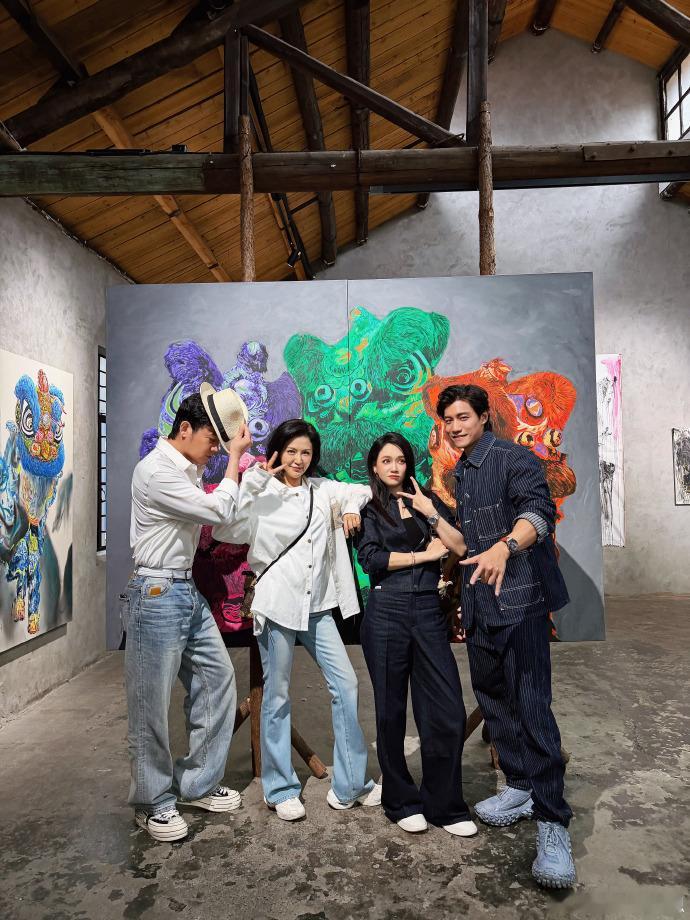 陈乔恩Alan陆毅鲍蕾同游 陈乔恩晒照，和老公Alan、陆毅鲍蕾一起逛展，两家人