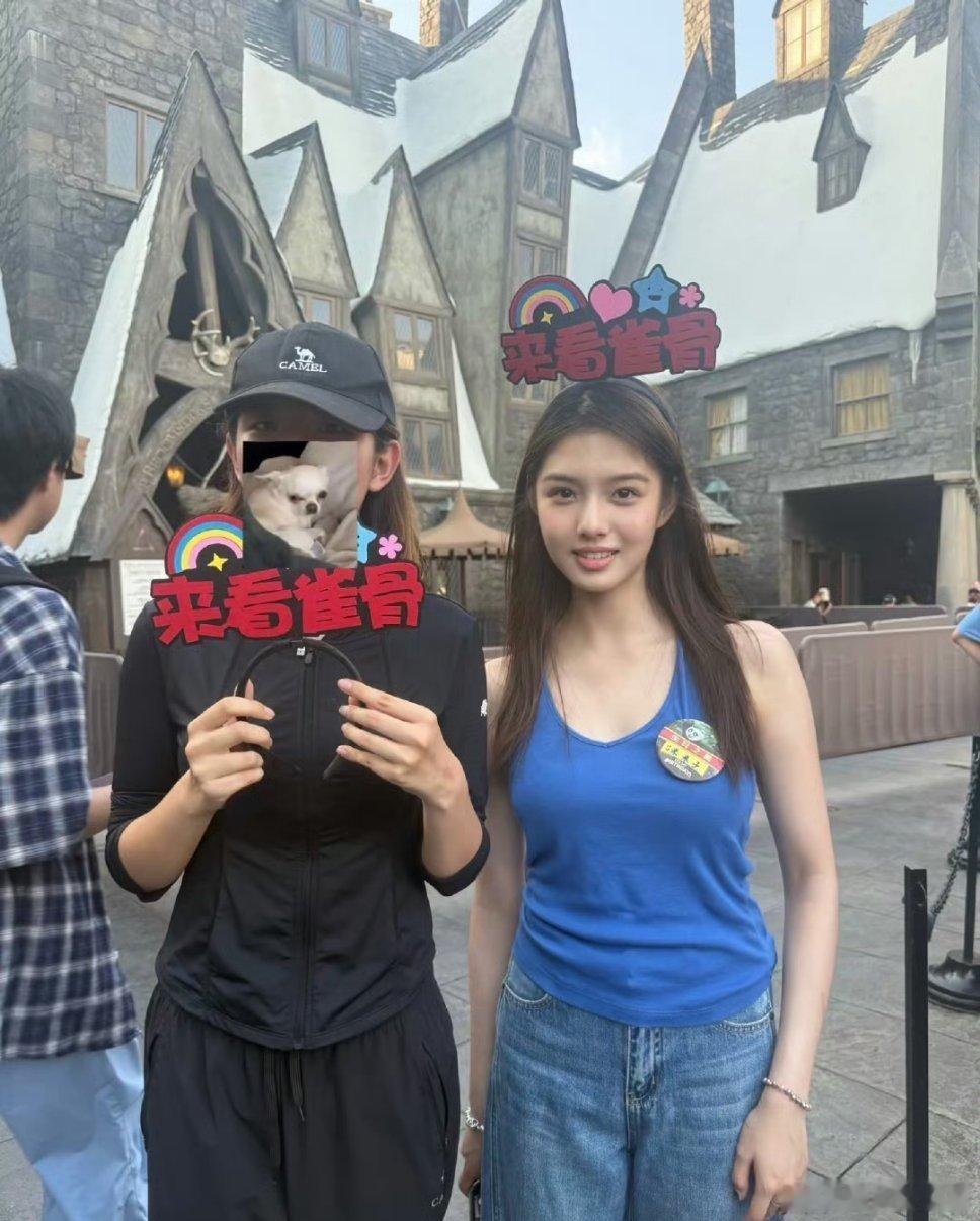 路人和艾米合照生图，看起来是明星吗 