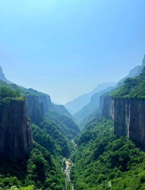 上联：明月千年照碧海
下联：清风万载拂青山