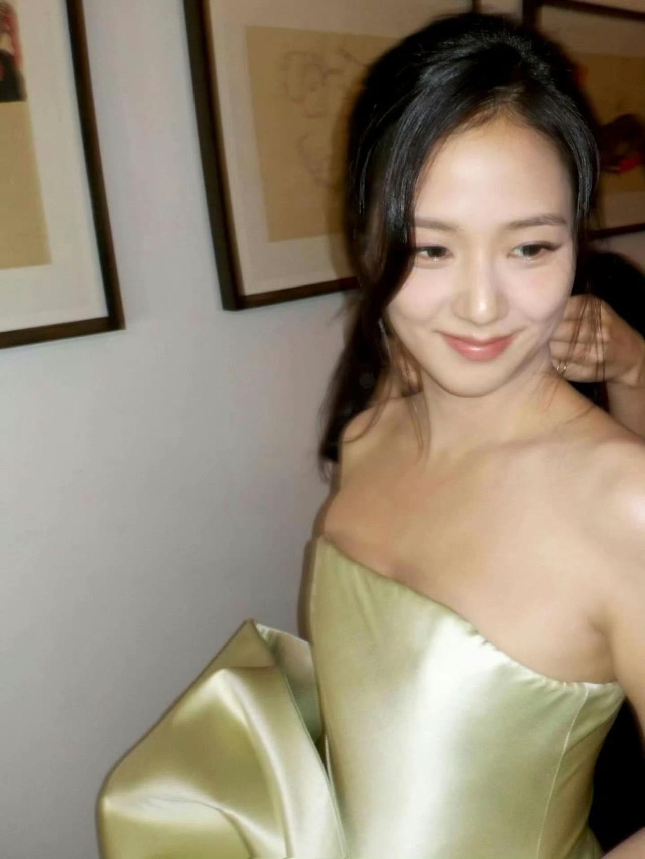 金智秀穿Dior高定绿裙太美了！家人们有没有一种可能，金智秀这次巴黎时装周的绿裙