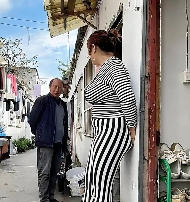 古代通奸犯法，现在不犯法，说白了就是以前掌权的自己三妻四妾，却立规矩不让老百姓搞