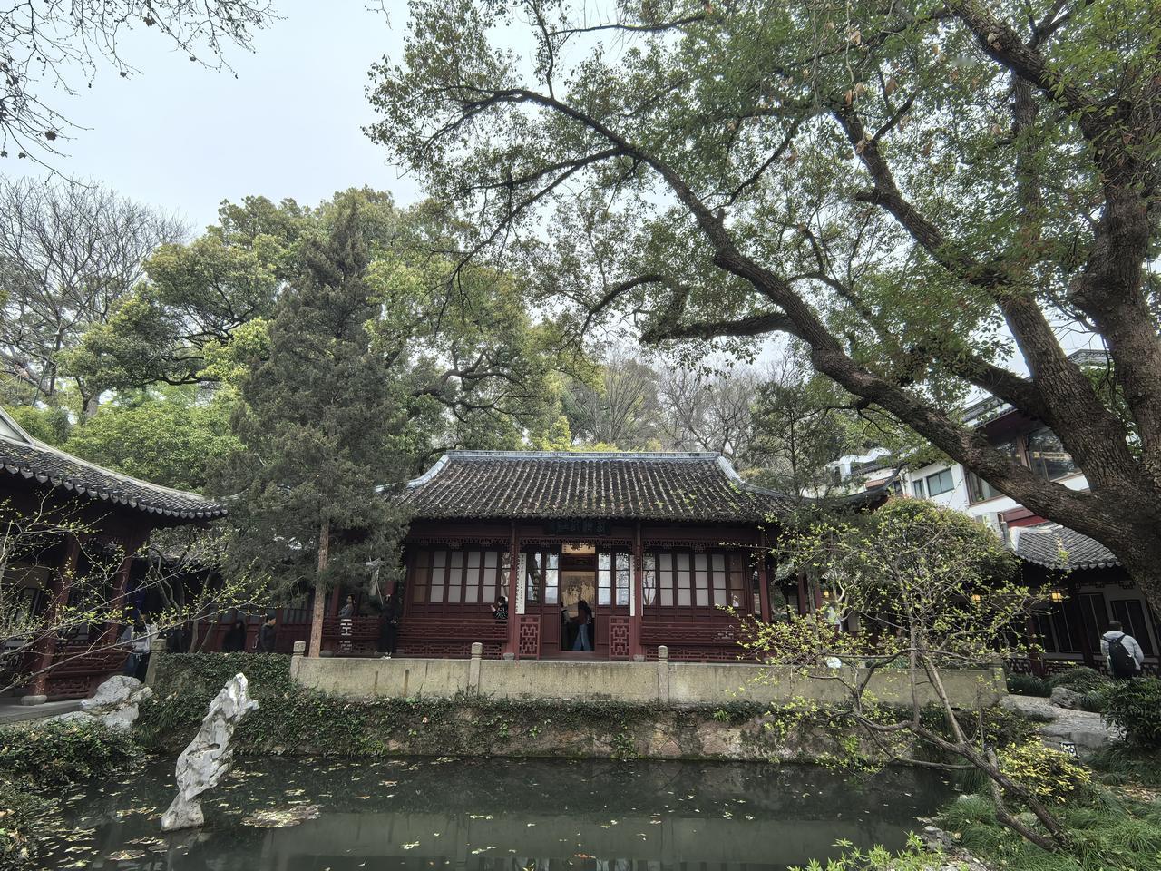 天下第一名社：杭州西泠印社。1904年创立，以保存、研究金石篆刻而享誉海内外。社