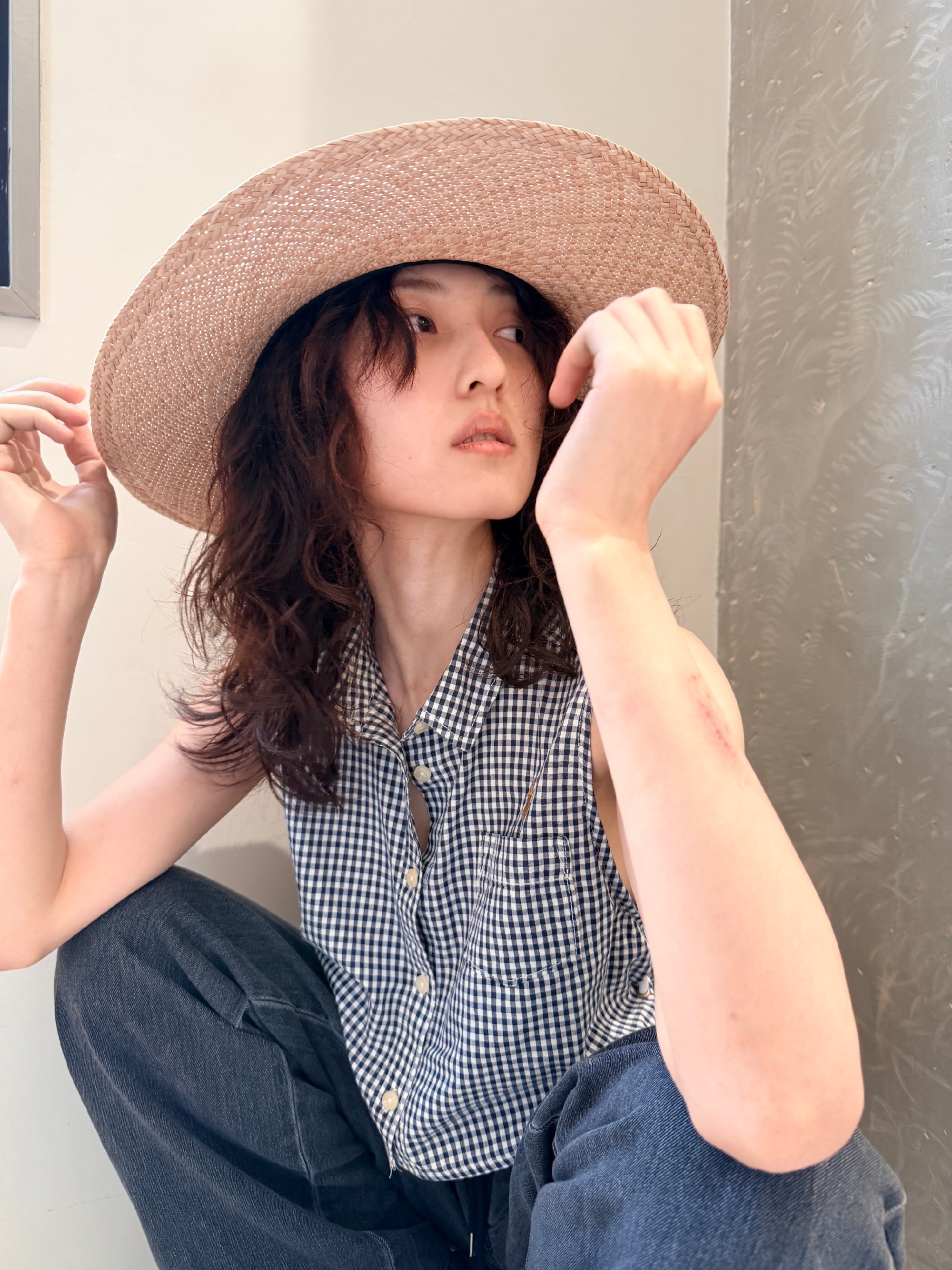 1.张子枫现在瘦得跟宋祖儿有一拼，俩人都是靠饿出来的，身上基本挂不住什么肉。2.