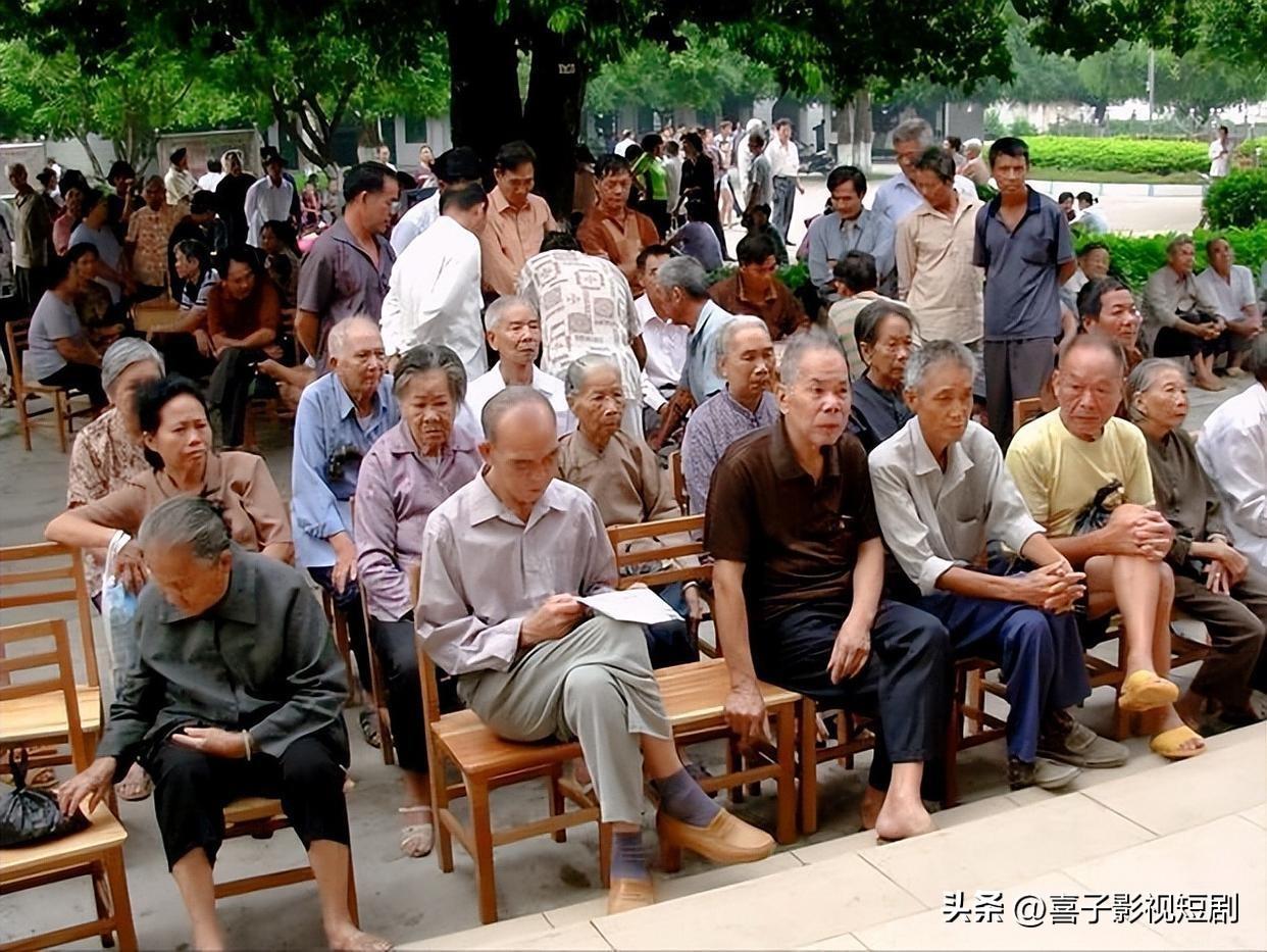 如今，第一批退休的老年人又悄然回到了职场。他们或因闲不住，想继续发挥余热；或因经