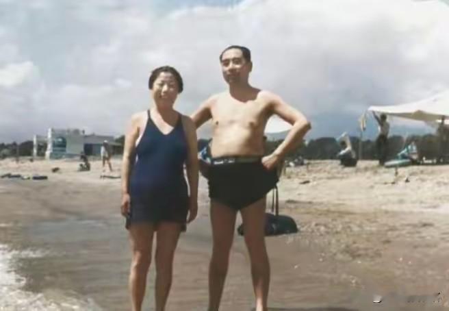 周总理夫妇罕见泳装或者在水中照