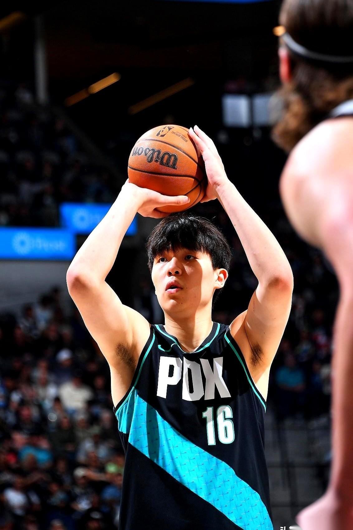 就给你两分钟。
还是那种所有人都觉得没悬念、等着下班的垃圾时间。
你能干啥？换个