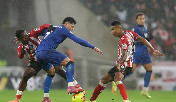 桑德兰这个队太可怕了！黑猫凭借主场的撕咬能力，曾经2-2战平了阿森纳，这一次又在